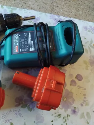 Taladro Makita con cargador y baterías