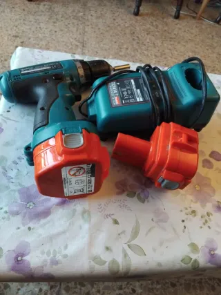 Taladro Makita con cargador y baterías
