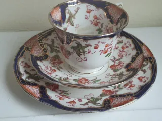 Tazza the porcellana inglese due piattini