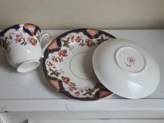 Tazza the porcellana inglese due piattini