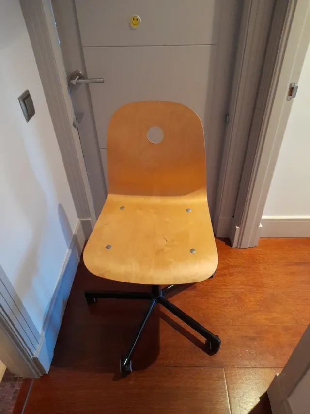 Silla de madera con base metálica