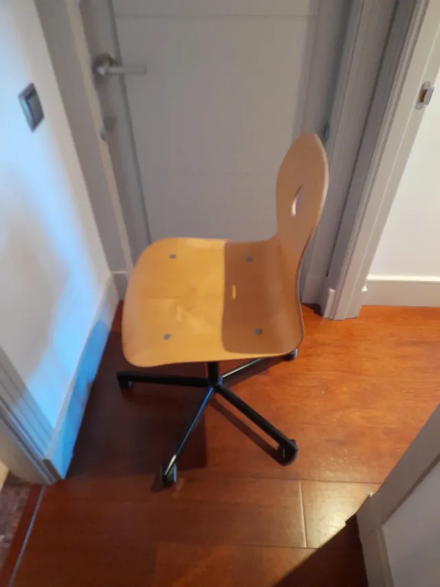 Silla de madera con base metálica