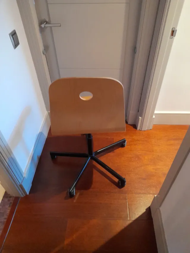 Silla de madera con base metálica