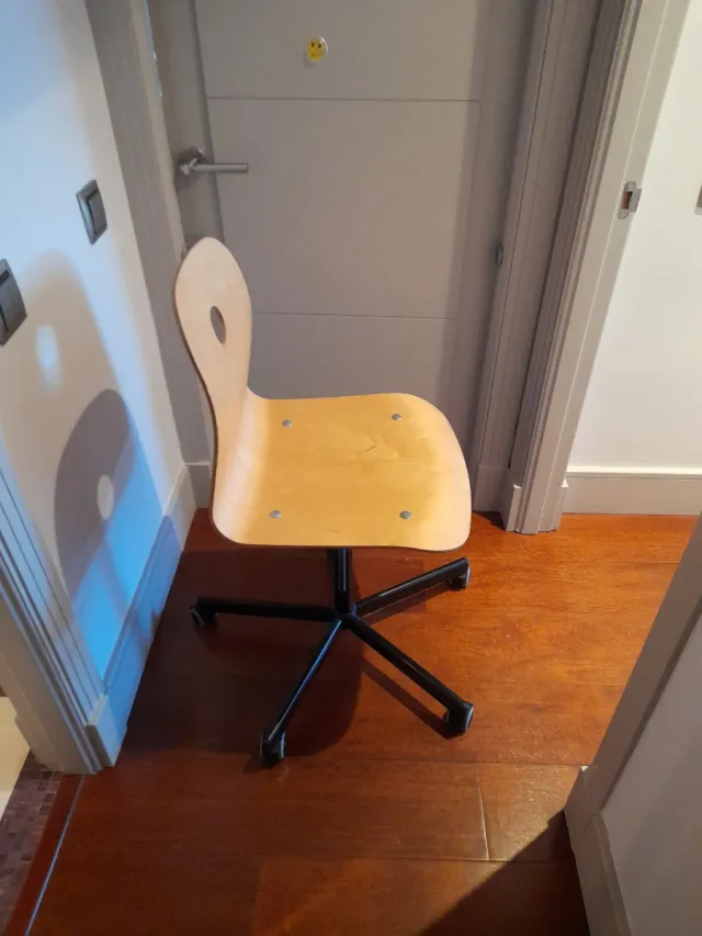 Silla de madera con base metálica