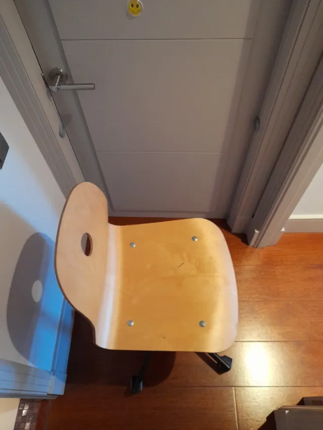 Silla de madera con base metálica