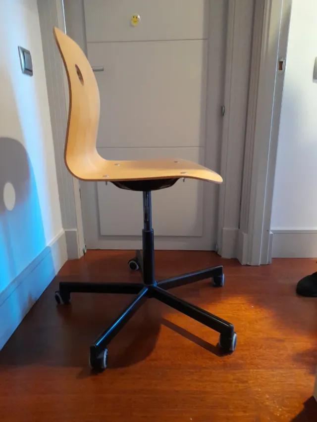 Silla de madera con base metálica