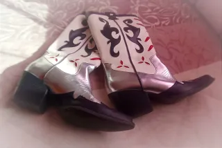 Botas de cowboy plateadas y blancas