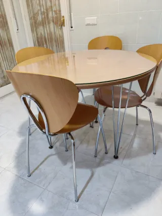Mesa redonda cristal y 4 sillas madera