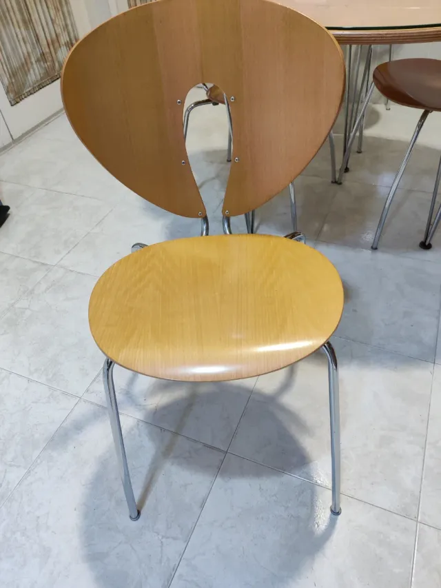 Mesa redonda cristal y 4 sillas madera