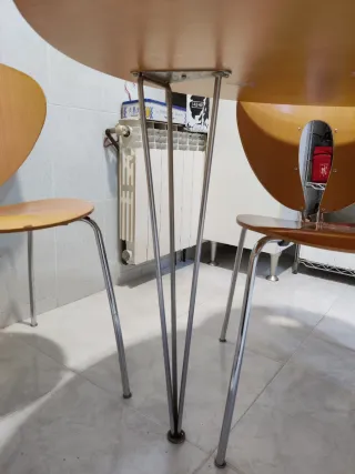 Mesa redonda cristal y 4 sillas madera