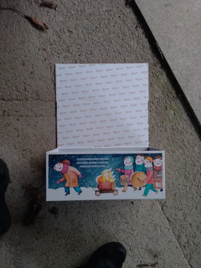 Caja de cartón decorada