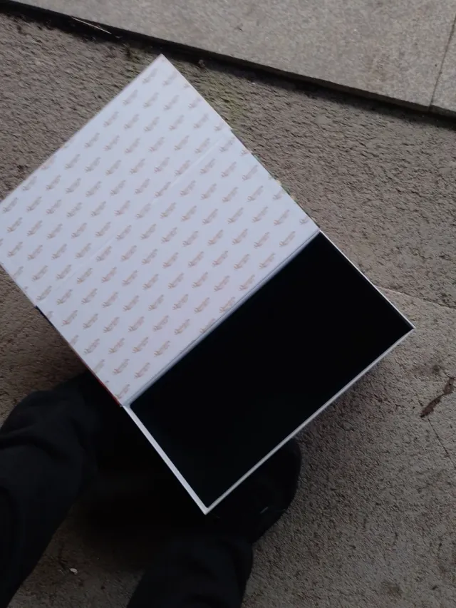 Caja de cartón decorada