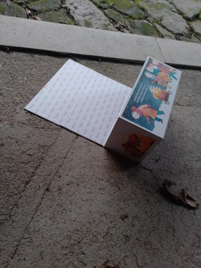 Caja de cartón decorada