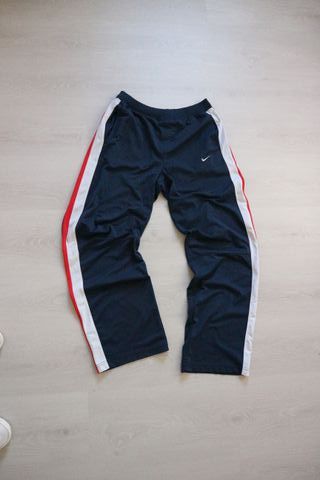 Pantalón Nike Legacy Azul con Rayas Rojas