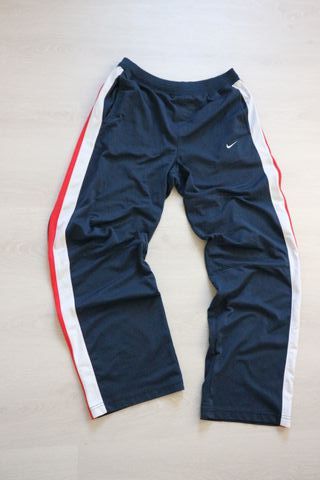 Pantalón Nike Legacy Azul con Rayas Rojas