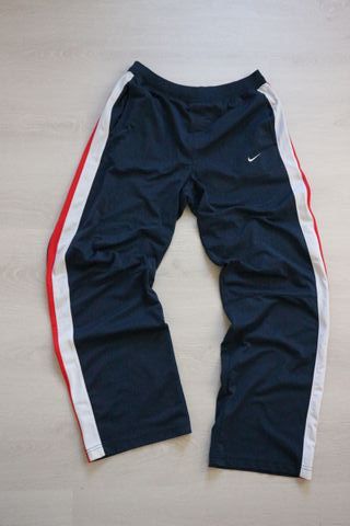 Pantalón Nike Legacy Azul con Rayas Rojas
