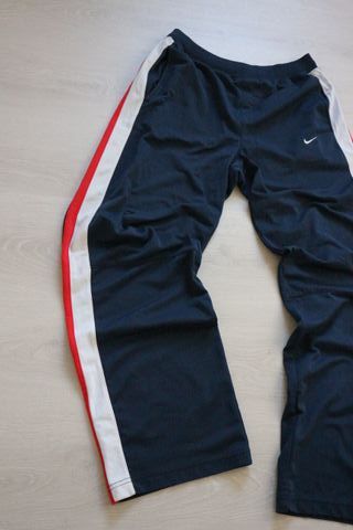 Pantalón Nike Legacy Azul con Rayas Rojas
