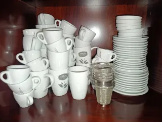 Juego de vajilla y vasos de bar