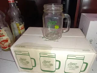 Juego de vajilla y vasos de bar