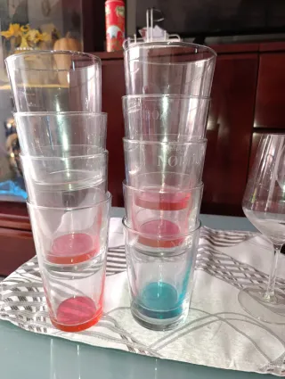 Juego de vajilla y vasos de bar