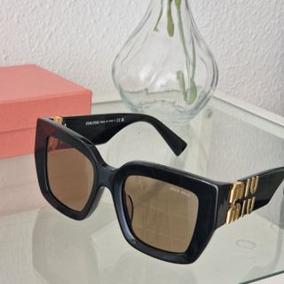 Gafas de sol Miu Miu mujer negras y doradas