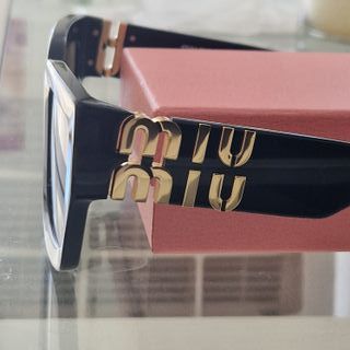 Gafas de sol Miu Miu mujer negras y doradas