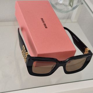 Gafas de sol Miu Miu mujer negras y doradas