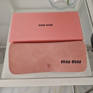 Gafas de sol Miu Miu mujer negras y doradas