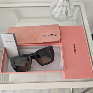 Gafas de sol Miu Miu mujer negras y doradas