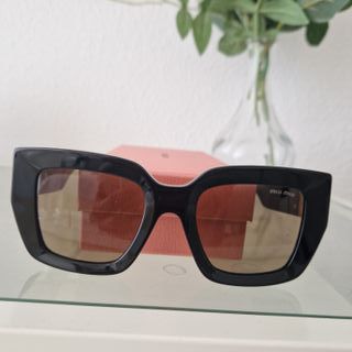 Gafas de sol Miu Miu mujer negras y doradas