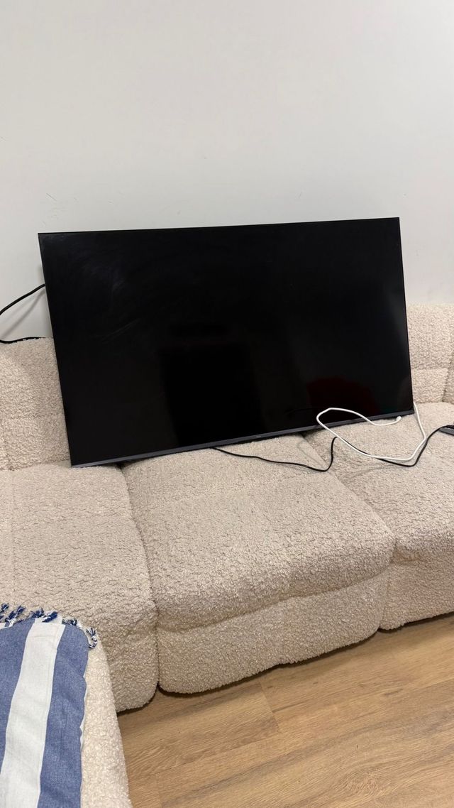 Televisión moderna negra