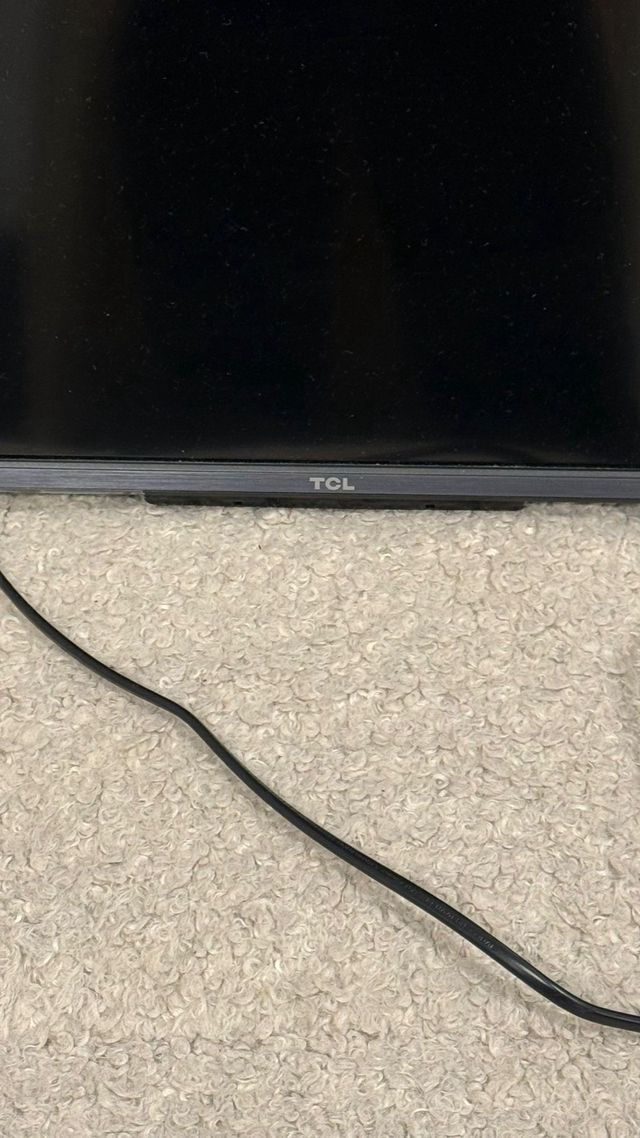 Televisión moderna negra