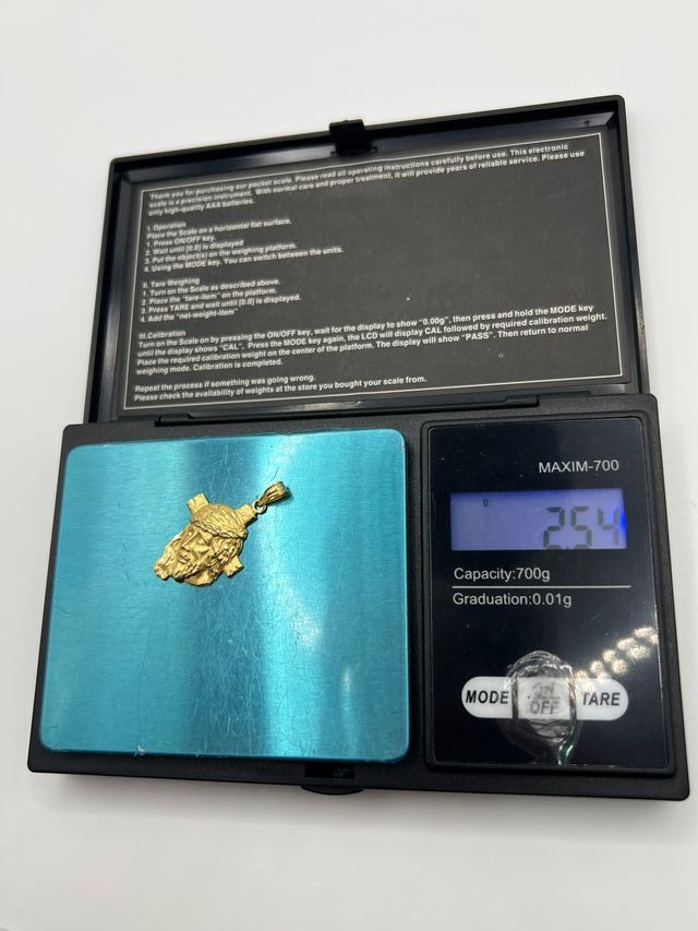 Croce d'oro 18k. Peso: 2,54 gr.