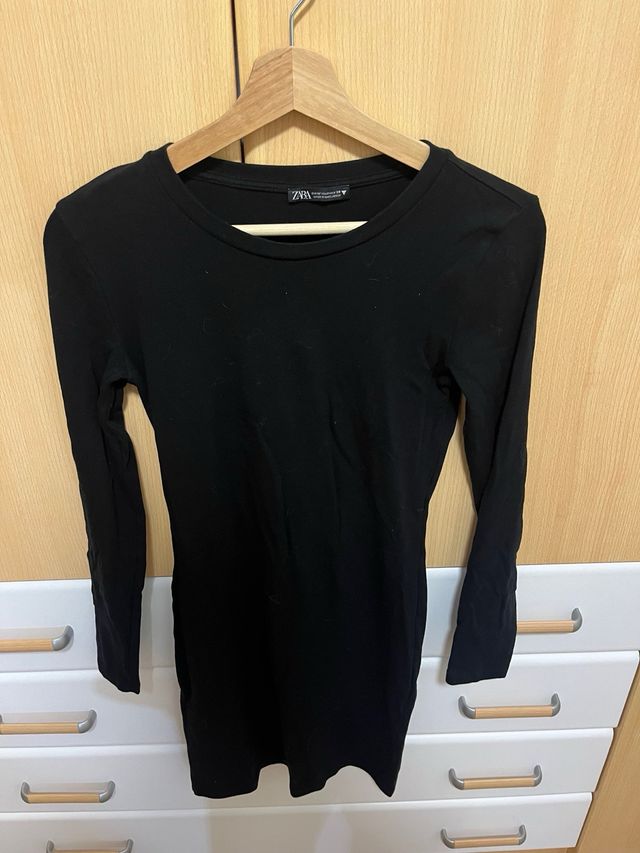 Vestido negro manga larga Zara