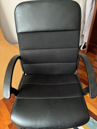 Silla giratoria de oficina negra