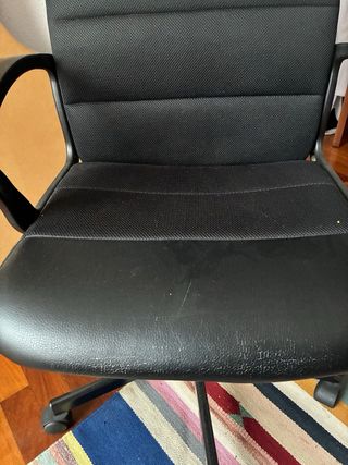 Silla giratoria de oficina negra