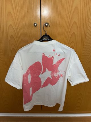 Camiseta blanca con estampado gráfico