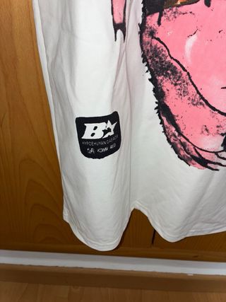 Camiseta blanca con estampado gráfico