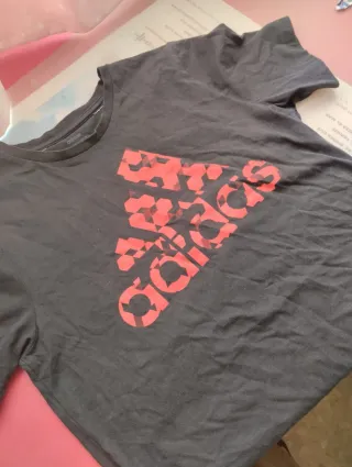 Camiseta Adidas Negra Logo Rojo