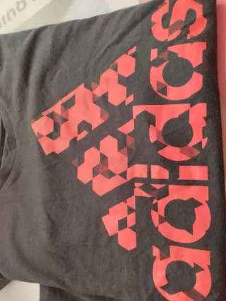 Camiseta Adidas Negra Logo Rojo