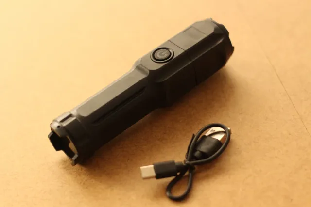 Linterna LED largo alcance USB