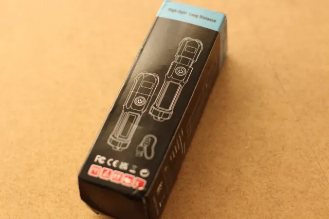 Linterna LED largo alcance USB