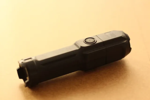 Linterna LED largo alcance USB