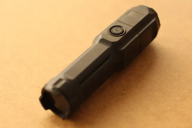 Linterna LED largo alcance USB