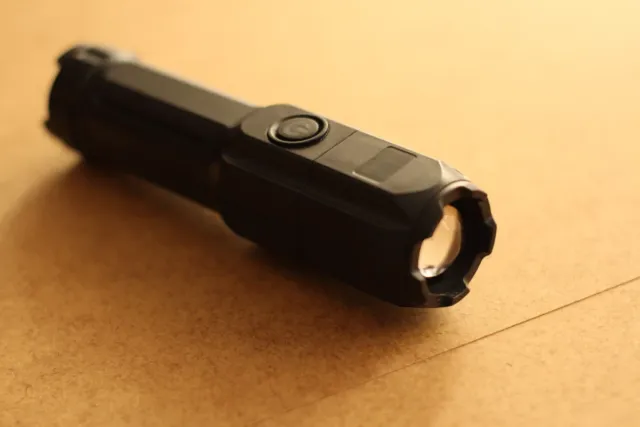 Linterna LED largo alcance USB