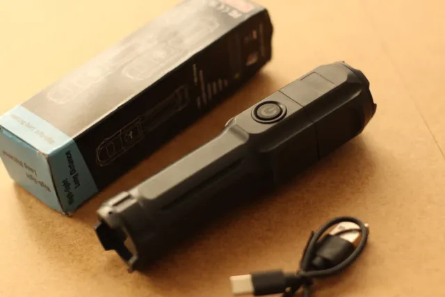 Linterna LED largo alcance USB