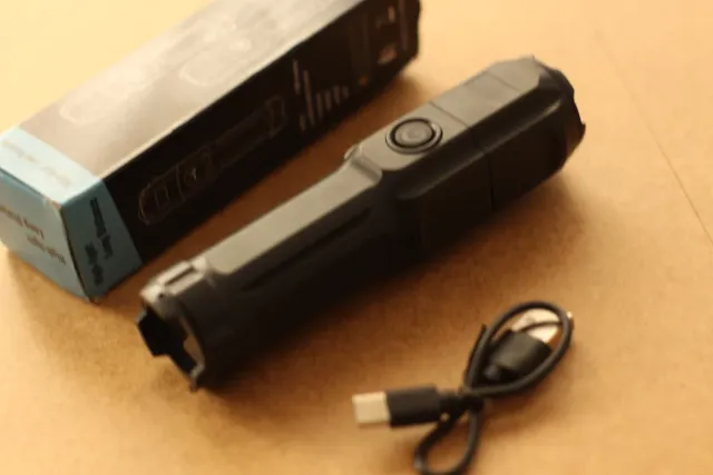 Linterna LED largo alcance USB