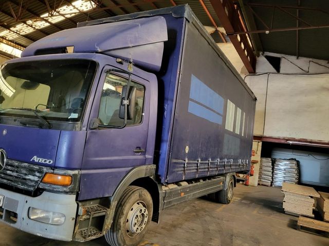 Camión Mercedes Atego con puerta elevadora
