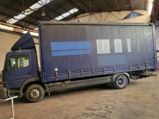 Camión Mercedes Atego con puerta elevadora