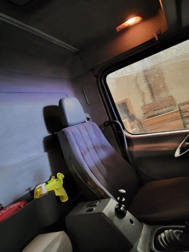 Camión Mercedes Atego con puerta elevadora